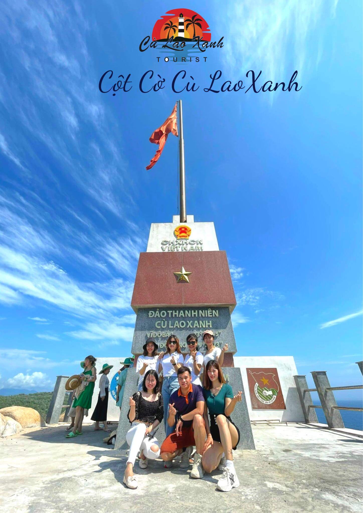 Chụp ảnh tại cột cờ Cù Lao Xanh