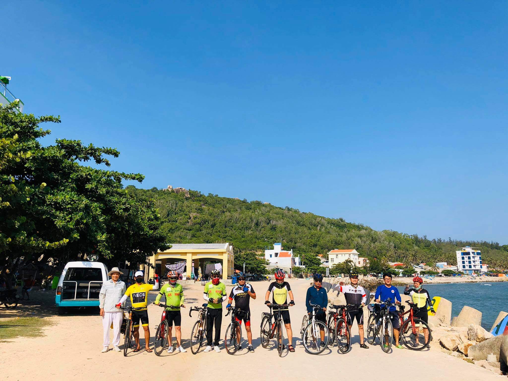 Đoàn khách trải nghiệm đạp xe tại Cù Lao Xanh